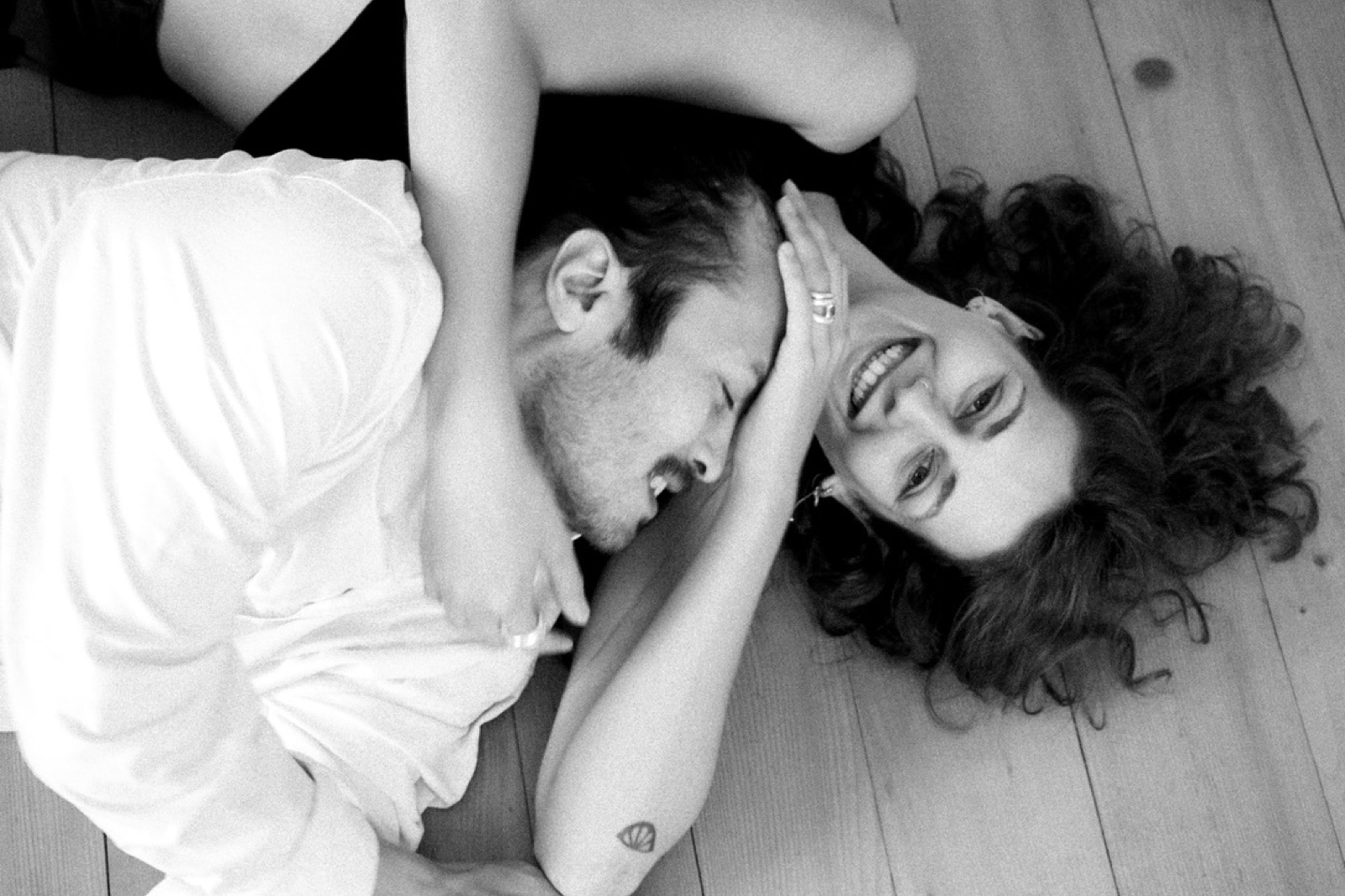 Ivana und David im Gespräch zu Hause